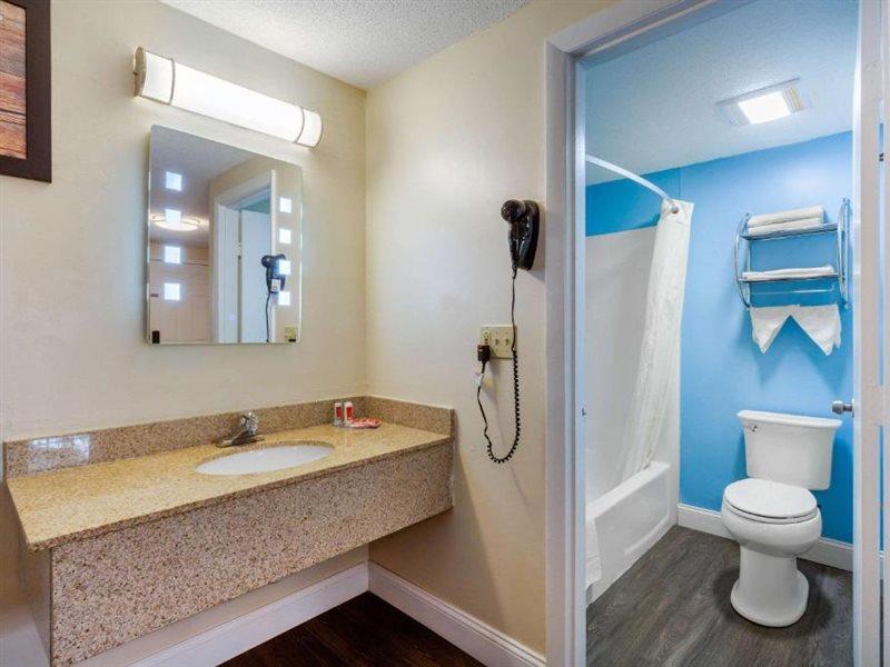 Econo Lodge By Choice - Cape Cod Уест Ярмут Екстериор снимка